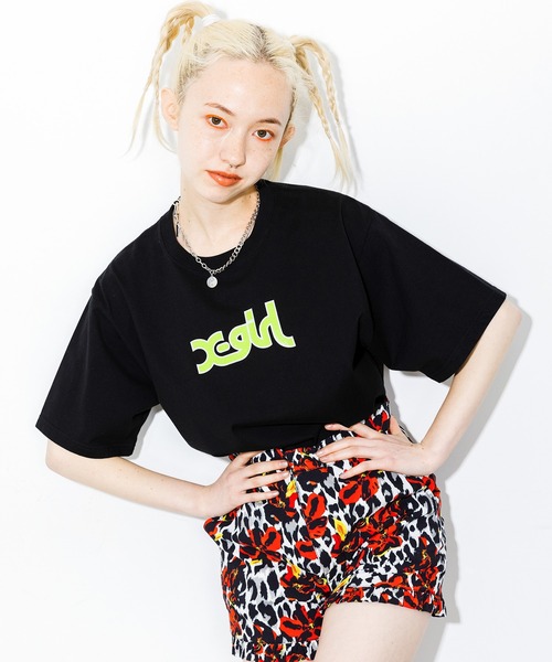 X-girl（エックスガール）の「GLITTER MILLS LOGO S/S TEE（Tシャツ/カットソー・レディース・ホワイト/ブラック/ピンク・M/S/L/XS）」の2枚目の写真