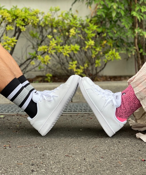 adidas（アディダス）の「adidas/アディダス  ADVANCOURT BASE U / アドバンコートベース 　シンプル スニーカー EOT69（スニーカー・レディース・ホワイト×レッド/ホワイト×ホワイト/ホワイト×ネイビー/ホワイト×グリーン/ブラック・24.5cm/26.5cm/27.0cm/25.0cm/23.5cm/23.0cm/26.0cm/24.0cm/25.5cm/28.0cm/27.5cm）」の3枚目の写真