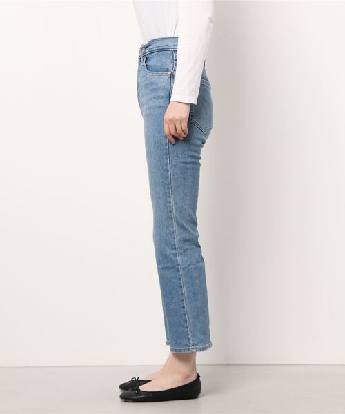 Levi's（リーバイス）の「HIGH WAISTED CROP フレア NIP AT THE BUD（デニムパンツ・レディース・ライトインディゴブルー・28inch/24inch/23inch/27inch/26inch/30inch/25inch）」の2枚目の写真