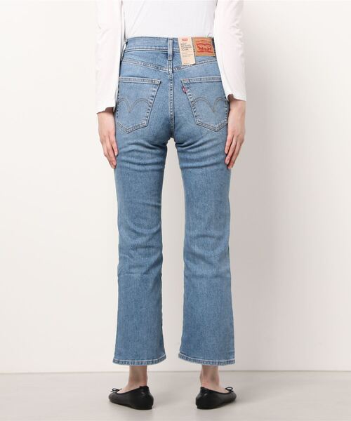 Levi's（リーバイス）の「HIGH WAISTED CROP フレア NIP AT THE BUD（デニムパンツ・レディース・ライトインディゴブルー・28inch/24inch/23inch/27inch/26inch/30inch/25inch）」の3枚目の写真