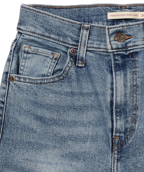 Levi's（リーバイス）の「HIGH WAISTED CROP フレア NIP AT THE BUD（デニムパンツ・レディース・ライトインディゴブルー・28inch/24inch/23inch/27inch/26inch/30inch/25inch）」の7枚目の写真