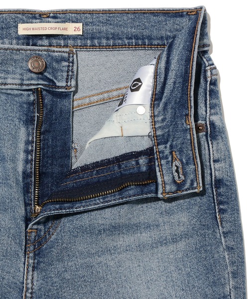 Levi's（リーバイス）の「HIGH WAISTED CROP フレア NIP AT THE BUD（デニムパンツ・レディース・ライトインディゴブルー・28inch/24inch/23inch/27inch/26inch/30inch/25inch）」の8枚目の写真