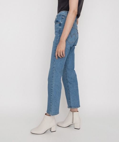 Levi's（リーバイス）の「HIGH WAISTED CROP フレア NIP AT THE BUD（デニムパンツ・レディース・ライトインディゴブルー・28inch/24inch/23inch/27inch/26inch/30inch/25inch）」の15枚目の写真