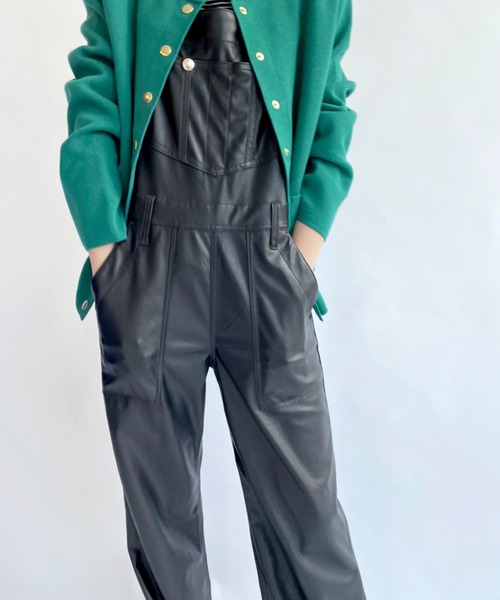 SLOBE IENA（スローブイエナ）の「【Wrangler/ラングラー】 SYNTHETIC LEATHER FLARE オーバーオール◆（サロペット/オーバーオール・レディース・ブラック・FREE）」の9枚目の写真
