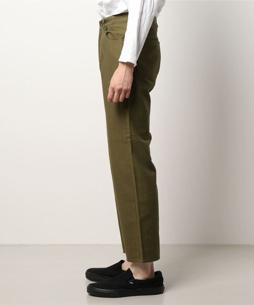 ADAM ET ROPE'（アダムエロペ）の「バックサテン セミフレアパンツ（チノパンツ・メンズ・イエロー系その他3/カーキ・L/M）」の3枚目の写真