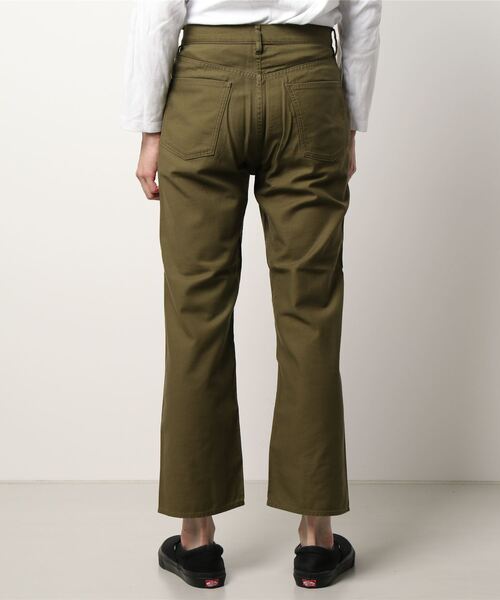 ADAM ET ROPE'（アダムエロペ）の「バックサテン セミフレアパンツ（チノパンツ・メンズ・イエロー系その他3/カーキ・L/M）」の4枚目の写真