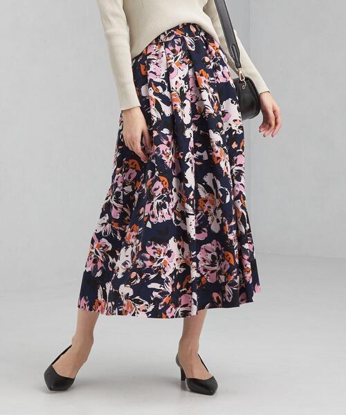 green label relaxing（グリーンレーベルリラクシング）の「フラワープリント ロング フレア スカート（スカート・レディース・ベージュ/ネイビー・38/36）」の2枚目の写真