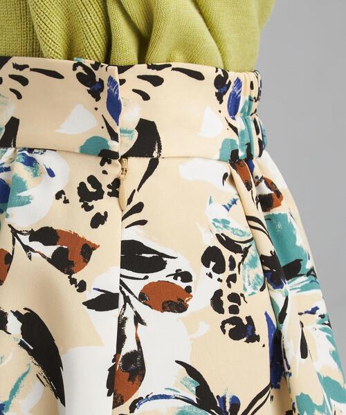 green label relaxing（グリーンレーベルリラクシング）の「フラワープリント ロング フレア スカート（スカート・レディース・ベージュ/ネイビー・38/36）」の11枚目の写真