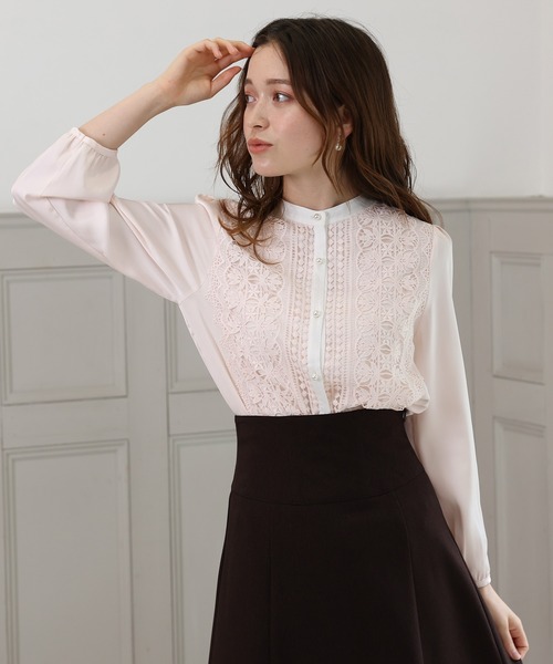 ASTORIA ODIER（アストリアオディール）の「前身レース配色ブラウス（シャツ/ブラウス・レディース・ベージュ/ネイビー/ホワイト/サックスブルー/モカ/ピンクベージュ/ブラック・MEDIUM）」の2枚目の写真