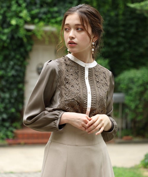 ASTORIA ODIER（アストリアオディール）の「前身レース配色ブラウス（シャツ/ブラウス・レディース・ベージュ/ネイビー/ホワイト/サックスブルー/モカ/ピンクベージュ/ブラック・MEDIUM）」の4枚目の写真