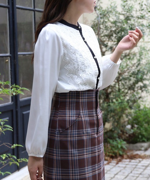 ASTORIA ODIER（アストリアオディール）の「前身レース配色ブラウス（シャツ/ブラウス・レディース・ベージュ/ネイビー/ホワイト/サックスブルー/モカ/ピンクベージュ/ブラック・MEDIUM）」の22枚目の写真