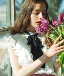 フリルタイ付きブラウス