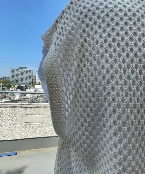 XU（エックスユー）の「【XU/エックスユー】mesh knit vest/メッシュニットベスト Vネックベスト アミアミニット アミアミベスト 重ね着 レイヤード（ベスト・メンズ・ブラック/アイボリー・ONE SIZE）」の7枚目の写真