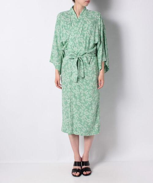 agnes b.(アニエスベー)の「IBP2 ROBE フラワープリントワンピース(ワンピース・レディース・グリーン系その他・3/2/1)」の2枚目の写真