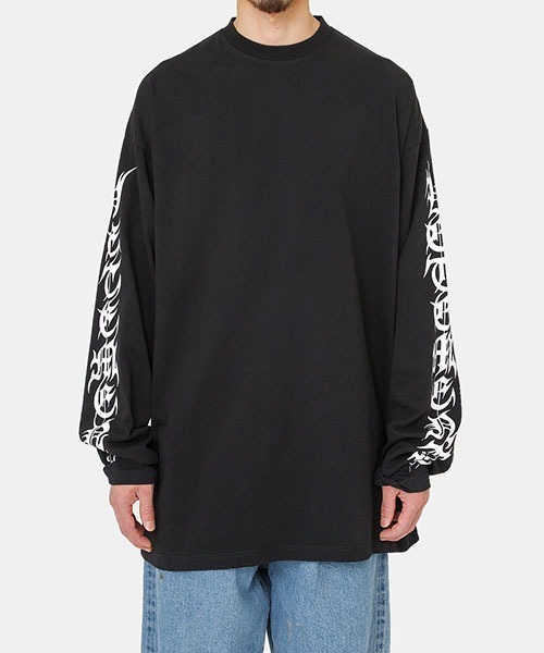 VETEMENTS（ヴェトモン）の「VETEMENTS / ヴェトモン：GOTHIC LOGO LONG SLEEVE：UA53LS100[RIP]（Tシャツ/カットソー・メンズ・ホワイト/ブラック/オレンジ系その他・S/M）」の7枚目の写真