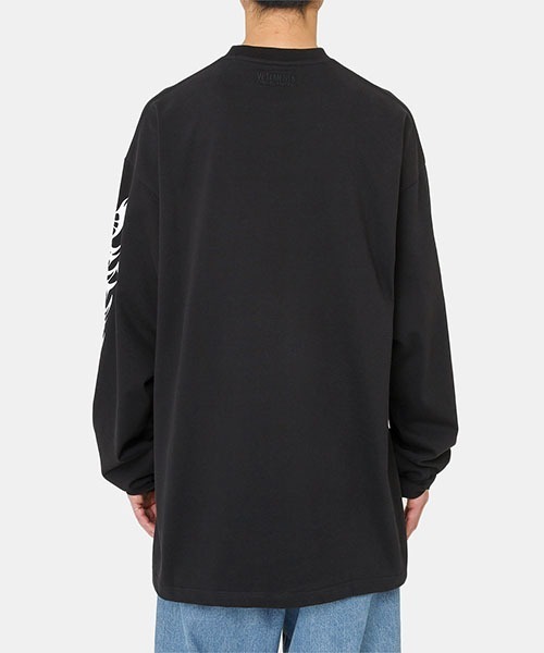 VETEMENTS（ヴェトモン）の「VETEMENTS / ヴェトモン：GOTHIC LOGO LONG SLEEVE：UA53LS100[RIP]（Tシャツ/カットソー・メンズ・ホワイト/ブラック/オレンジ系その他・S/M）」の5枚目の写真