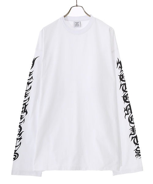 VETEMENTS（ヴェトモン）の「VETEMENTS / ヴェトモン：GOTHIC LOGO LONG SLEEVE：UA53LS100[RIP]（Tシャツ/カットソー・メンズ・ホワイト/ブラック/オレンジ系その他・S/M）」の22枚目の写真