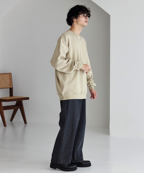 MONO-MART（モノマート）の「ヘビーウェイト裏起毛スーパービッグシルエットカラープルオーバースウェット（スウェット・メンズ・モカ/ダークグレー/ブラック/ライラック/セージグリーン/グレイッシュブルー/オフホワイト/グレー/レッド/ブルー系/ベージュ/ダークネイビー/ダークブラウン・M/L/XL）」の22枚目の写真