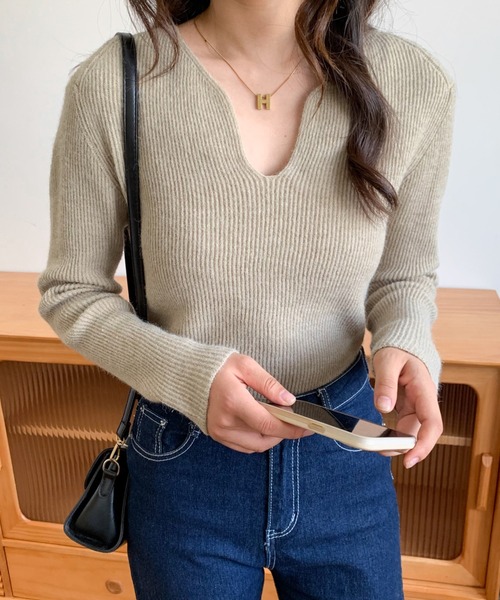 ABITOKYO(アビトーキョー)の「キーネックリブニットプルオーバー(ニット/セーター・レディース・ベージュ/ブラック/ブラウン/アイボリー・FREE)」の2枚目の写真