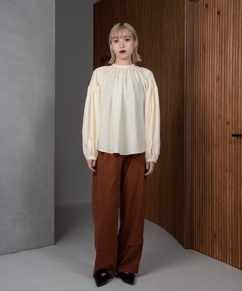 Amiur（エミレ）の「embroidery peach satin blouse（シャツ/ブラウス・レディース・オリーブ/クリーム・FREE）」の3枚目の写真