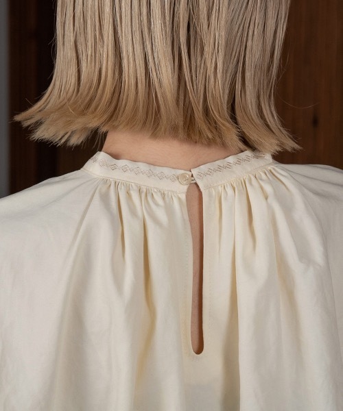 Amiur（エミレ）の「embroidery peach satin blouse（シャツ/ブラウス・レディース・オリーブ/クリーム・FREE）」の4枚目の写真