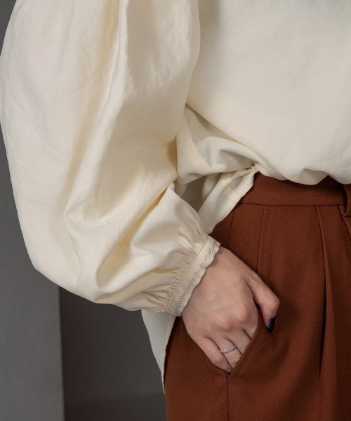 Amiur（エミレ）の「embroidery peach satin blouse（シャツ/ブラウス・レディース・オリーブ/クリーム・FREE）」の5枚目の写真