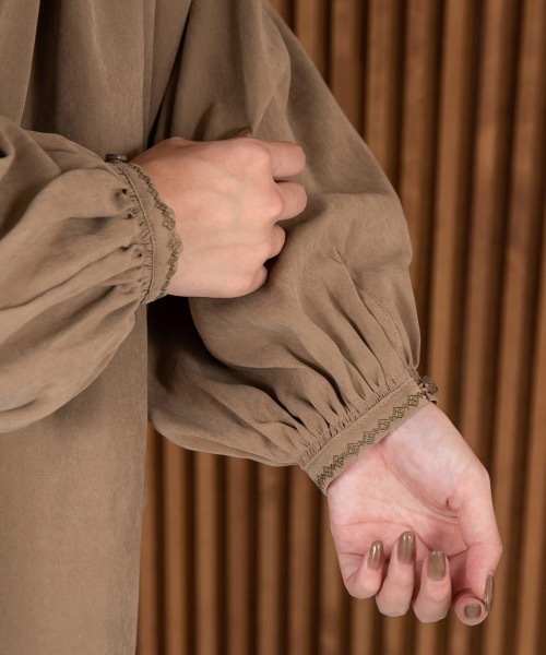 Amiur（エミレ）の「embroidery peach satin blouse（シャツ/ブラウス・レディース・オリーブ/クリーム・FREE）」の10枚目の写真