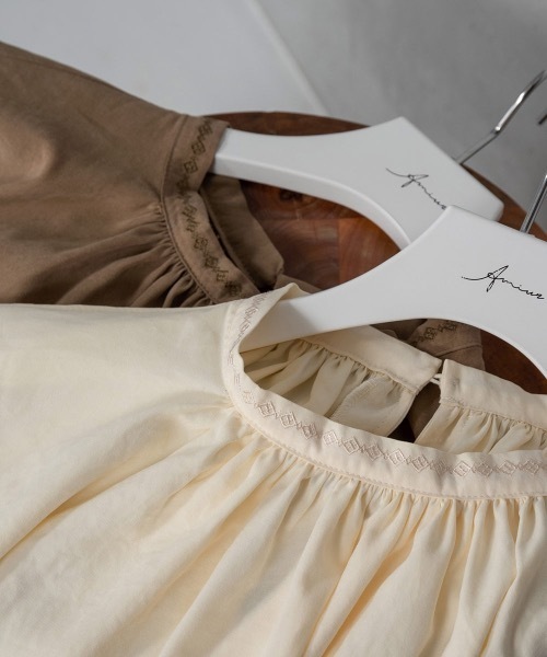 Amiur（エミレ）の「embroidery peach satin blouse（シャツ/ブラウス・レディース・オリーブ/クリーム・FREE）」の11枚目の写真