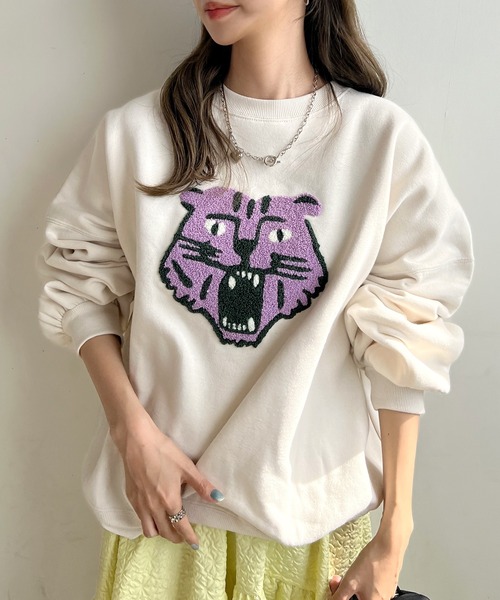 Futier land(フューティアランド)の「トラ相良刺繍ボリューム袖スウェット(スウェット・レディース・オートミール/ボルドー/ブラック/アイボリー/ネイビー・FREE)」の1枚目の写真