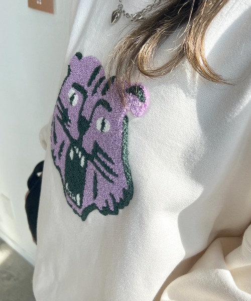 Futier land(フューティアランド)の「トラ相良刺繍ボリューム袖スウェット(スウェット・レディース・オートミール/ボルドー/ブラック/アイボリー/ネイビー・FREE)」の8枚目の写真