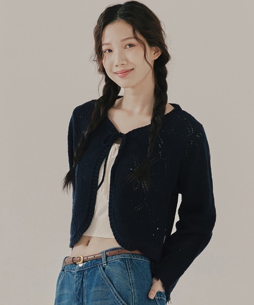ROMANTIC CROWN（ロマンティッククラウン）の「A'GEM/9 × .kom『ROMANTIC CROWN/ロマンティッククラウン』PUNCHING RIBBON CARDIGAN/パンチングリボンカーディガン（カーディガン/ボレロ・レディース・アイボリー/ネイビー・M）」の2枚目の写真