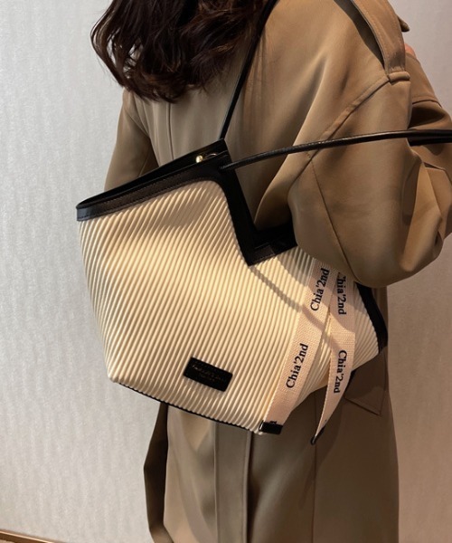 tolene(トレネ)の「ロゴテープ付きフェイクレザーハンドバッグ(ハンドバッグ・レディース・ホワイト/ブラック/ブラウン・ONE SIZE)」の17枚目の写真