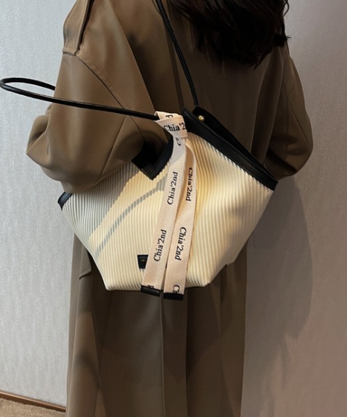 tolene(トレネ)の「ロゴテープ付きフェイクレザーハンドバッグ(ハンドバッグ・レディース・ホワイト/ブラック/ブラウン・ONE SIZE)」の20枚目の写真
