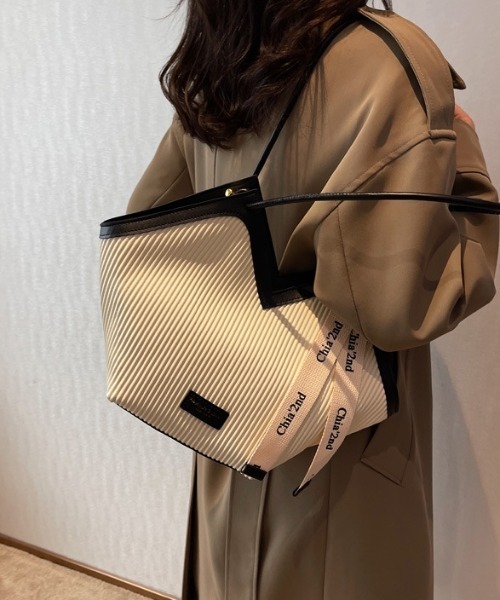 tolene(トレネ)の「ロゴテープ付きフェイクレザーハンドバッグ(ハンドバッグ・レディース・ホワイト/ブラック/ブラウン・ONE SIZE)」の11枚目の写真