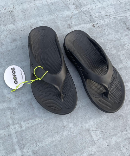 OOFOS（ウーフォス）の「OOFOS　OOriginal（サンダル・レディース・ブラック/グレー・7/6）」の2枚目の写真