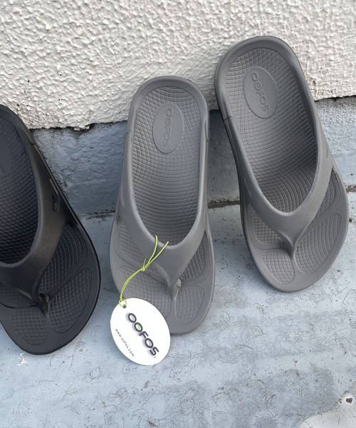 OOFOS（ウーフォス）の「OOFOS　OOriginal（サンダル・レディース・ブラック/グレー・7/6）」の3枚目の写真