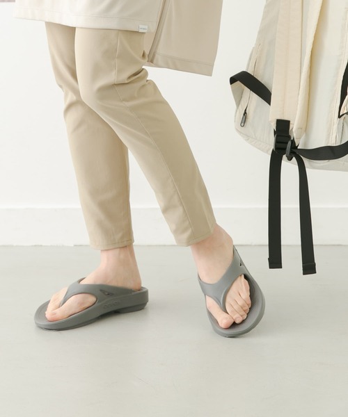 OOFOS（ウーフォス）の「OOFOS　OOriginal（サンダル・レディース・ブラック/グレー・7/6）」の4枚目の写真