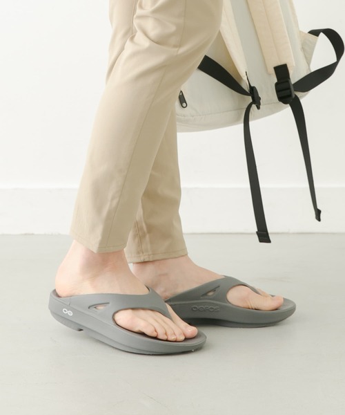 OOFOS（ウーフォス）の「OOFOS　OOriginal（サンダル・レディース・ブラック/グレー・7/6）」の5枚目の写真
