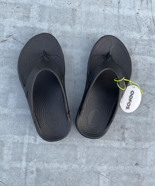 OOFOS（ウーフォス）の「OOFOS　OOriginal（サンダル・レディース・ブラック/グレー・7/6）」の6枚目の写真