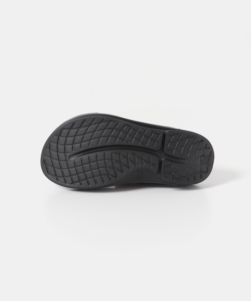 OOFOS（ウーフォス）の「OOFOS　OOriginal（サンダル・レディース・ブラック/グレー・7/6）」の11枚目の写真