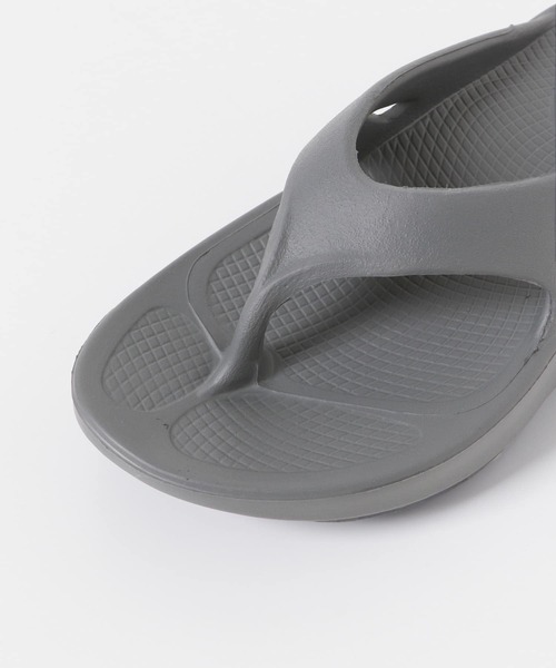 OOFOS（ウーフォス）の「OOFOS　OOriginal（サンダル・レディース・ブラック/グレー・7/6）」の12枚目の写真