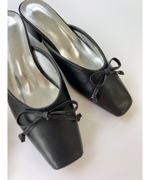 jumelle（ジュメロ）の「リボンミュール（パンプス・レディース・シルバー/ブラック・S/M/L）」の2枚目の写真
