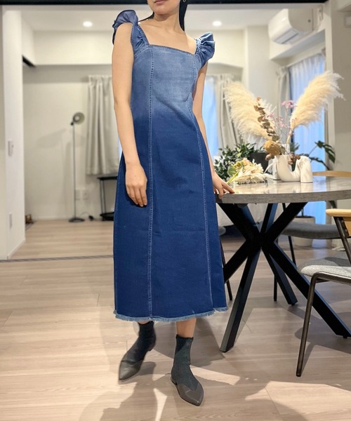 Jewelobe(ジュエローブ)の「グラデーションデニム肩フリルタイトワンピース(ワンピース・レディース・ブルー・M/S)」の2枚目の写真