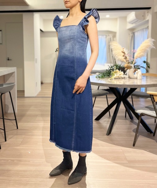 Jewelobe(ジュエローブ)の「グラデーションデニム肩フリルタイトワンピース(ワンピース・レディース・ブルー・M/S)」の4枚目の写真