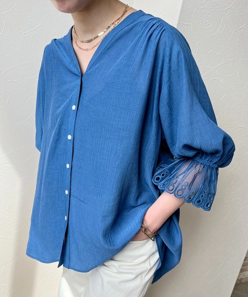 LHELBIE(レルビエ)の「カフスレースシャツ(シャツ/ブラウス・レディース・ブルー/オフホワイト/ブラック・M)」の3枚目の写真