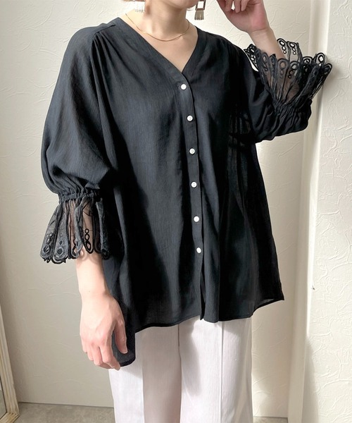 LHELBIE(レルビエ)の「カフスレースシャツ(シャツ/ブラウス・レディース・ブルー/オフホワイト/ブラック・M)」の2枚目の写真