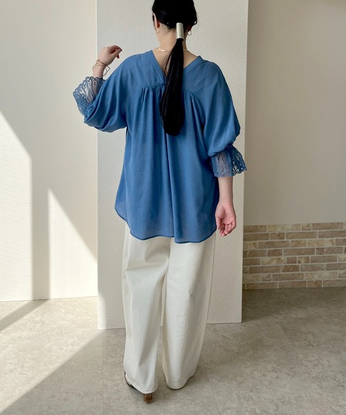 LHELBIE(レルビエ)の「カフスレースシャツ(シャツ/ブラウス・レディース・ブルー/オフホワイト/ブラック・M)」の4枚目の写真