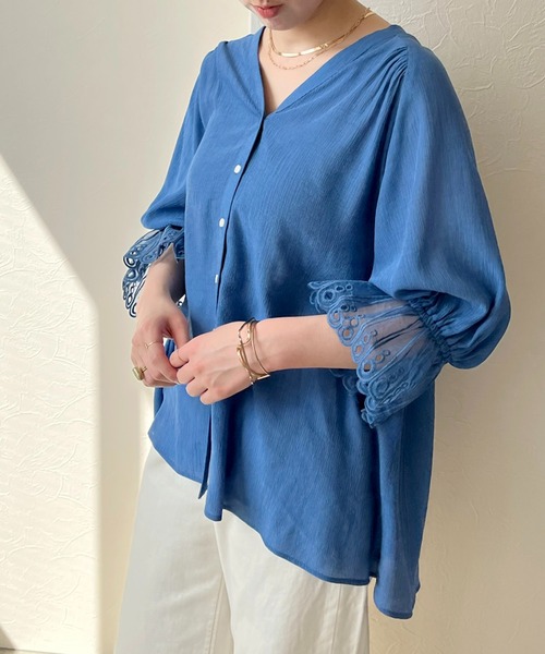 LHELBIE(レルビエ)の「カフスレースシャツ(シャツ/ブラウス・レディース・ブルー/オフホワイト/ブラック・M)」の5枚目の写真