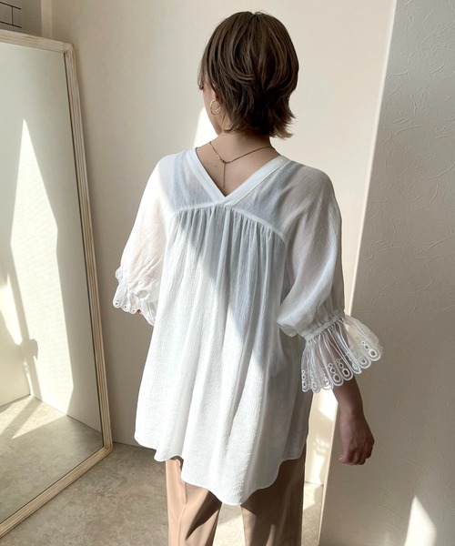 LHELBIE(レルビエ)の「カフスレースシャツ(シャツ/ブラウス・レディース・ブルー/オフホワイト/ブラック・M)」の6枚目の写真