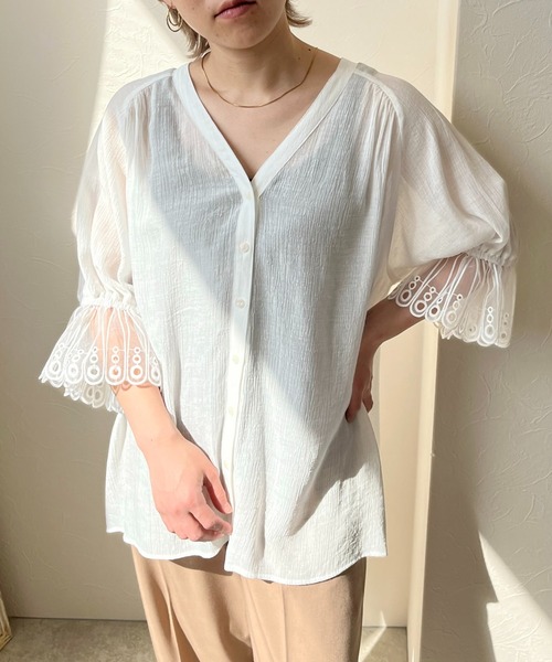 LHELBIE(レルビエ)の「カフスレースシャツ(シャツ/ブラウス・レディース・ブルー/オフホワイト/ブラック・M)」の7枚目の写真